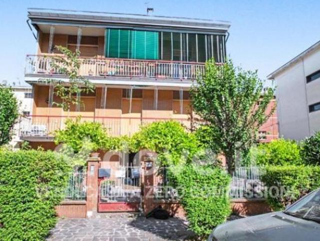 Casa indipendente di 133 m con 4 locali e box auto in vendita a Carpi