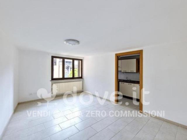 Casa indipendente di 140 m con 3 locali e box auto in vendita a Luino