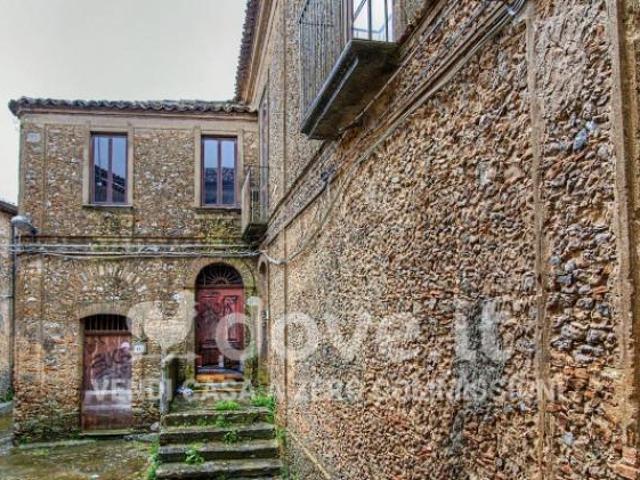 Casa indipendente di 150 m con 3 locali in vendita a Girifalco [rif. DV 12747]