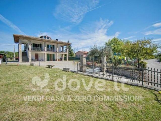 Casa indipendente di 160 m con 4 locali in vendita a Tuoro sul Trasimeno