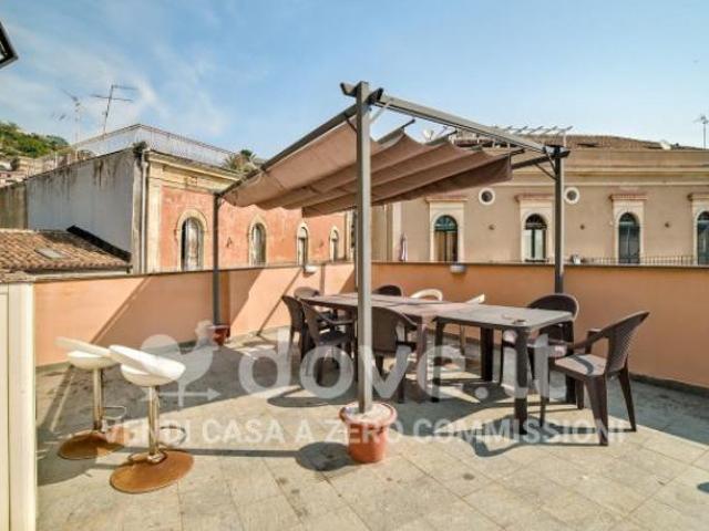 Casa indipendente di 160 m con più di 5 locali in vendita a Acireale