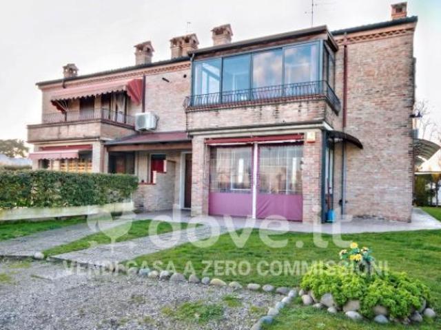 Casa indipendente di 198 m con 4 locali e box auto doppio in vendita a Ferrara