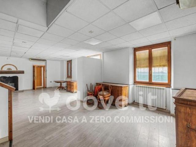 Casa indipendente di 200 m con 5 locali in vendita a Luino