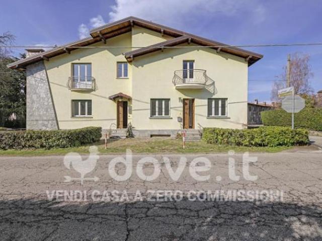 Casa indipendente di 209 m con 5 locali e box auto doppio in vendita a Laveno Mombello