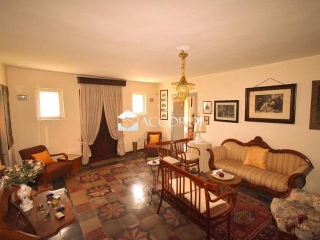 CASA INDIPENDENTE di 20 vani e di 500 mq GODEGA DI SANT'URBANO rif. GG56_6