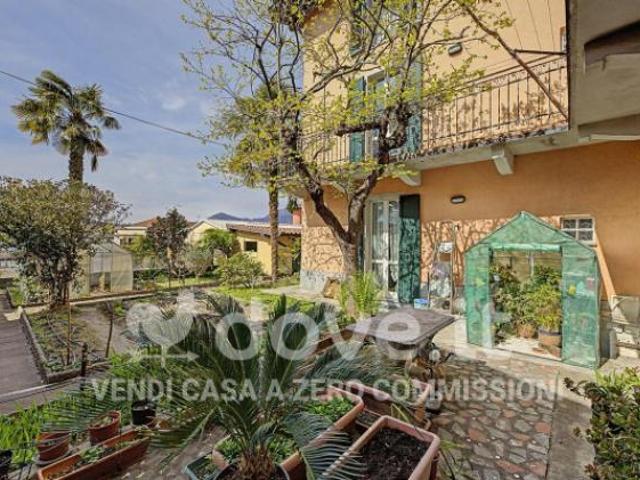Casa indipendente di 280 m con 5 locali e box auto in vendita a Luino