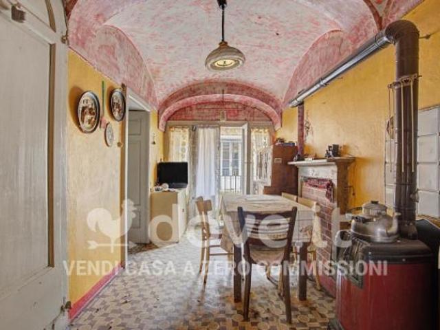 Casa indipendente di 284 m con più di 5 locali in vendita a Casalzuigno