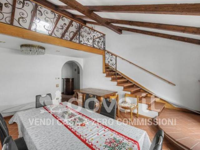 Casa indipendente di 285 m con più di 5 locali in vendita a Varese