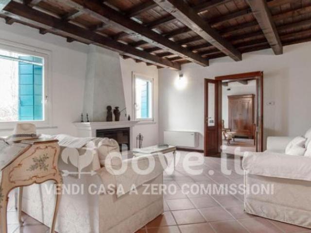 Casa indipendente di 300 m con più di 5 locali e box auto in vendita a Canaro