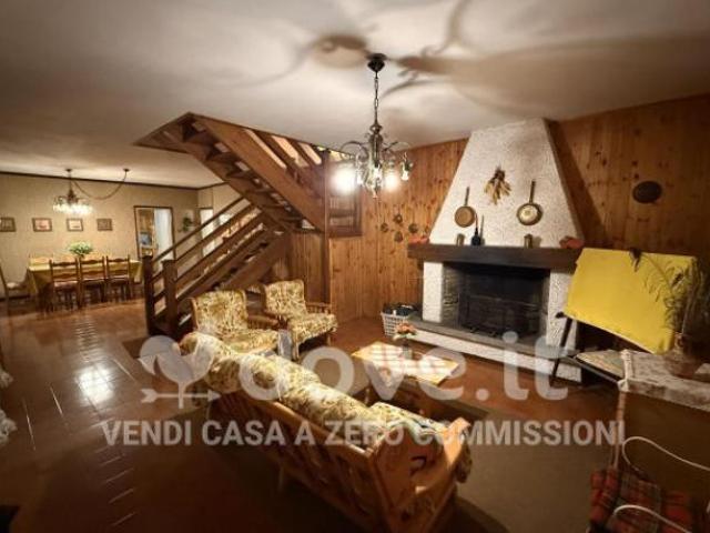 Casa indipendente di 300 m con più di 5 locali in vendita a San Giovanni Bianco