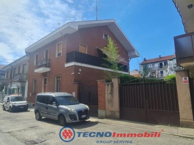 Casa indipendente di 310 m con più di 5 locali e posto auto in vendita a Torino