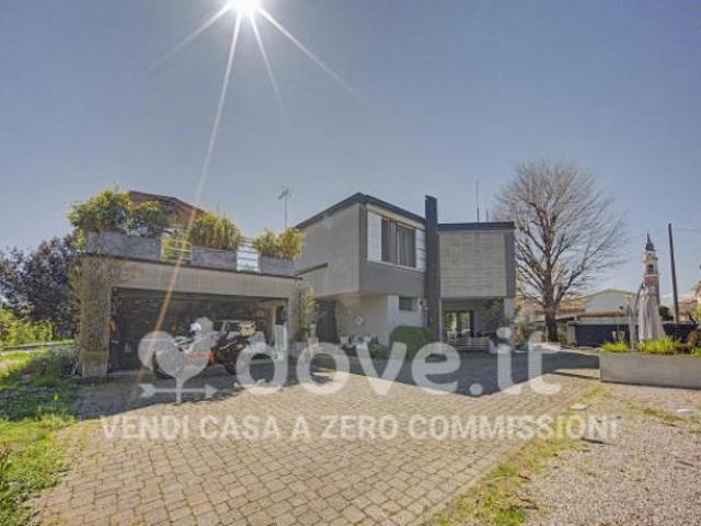 Casa indipendente di 365 m con 5 locali in vendita a Ros [rif. DV 12573]