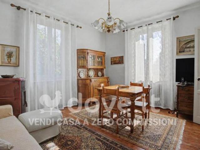 Casa indipendente di 380 m con più di 5 locali in vendita a Cuvio