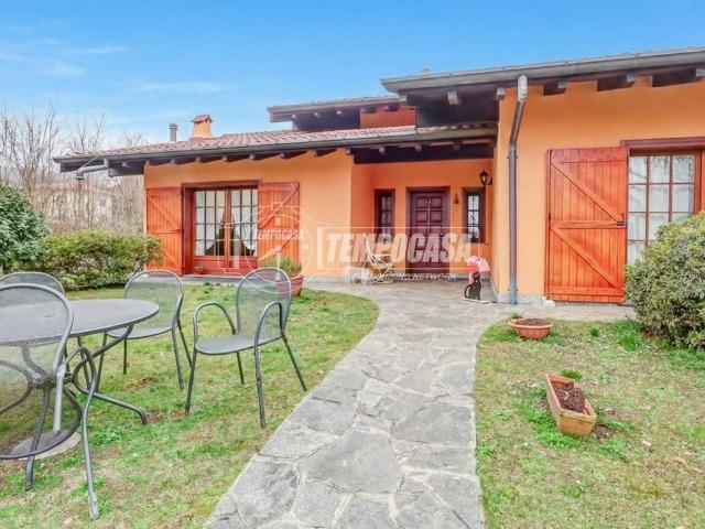 Villa in vendita a Comabbio VA