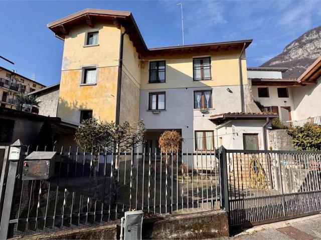 Casa indipendente in vendita a Costa Volpino BG