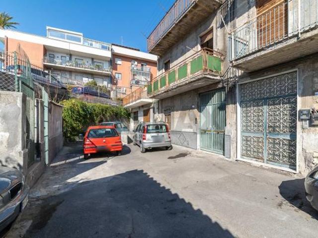 Casa Indipendente in vendita a Catania, Via Leucatia via del Bosco