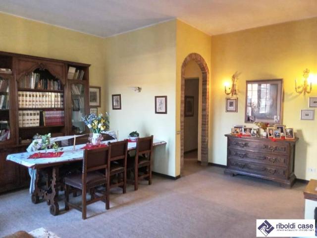 CASA INDIPENDENTE in VENDITA a CABIATE di 8 vani