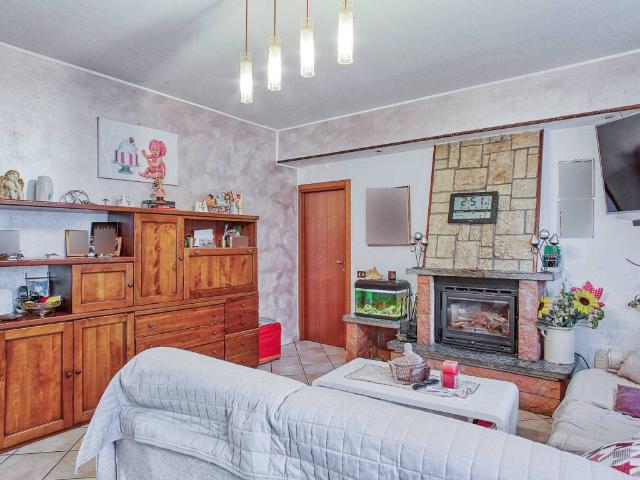 Casa indipendente in vendita a Cadegliano Viconago VA