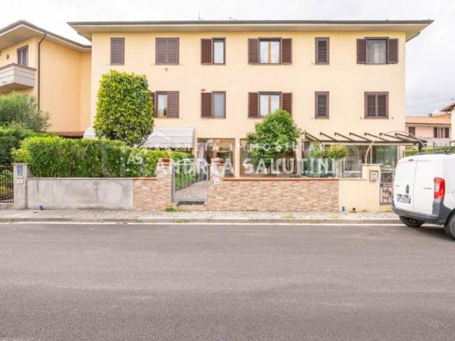Casa indipendente in vendita a Calcinaia via n. Casarosa, Fornacette
