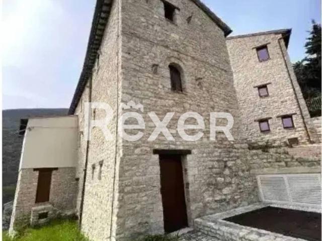 Casa indipendente in vendita a Caldarola MC