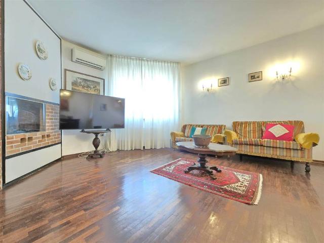 Casa indipendente in vendita a Camaiore LU