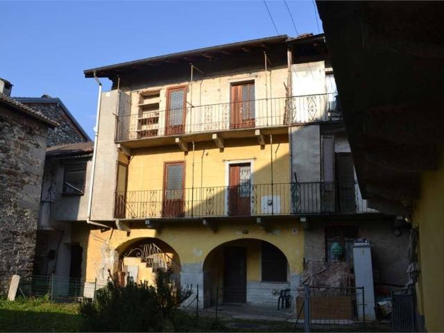 Casa indipendente in vendita a Cambiasca VB