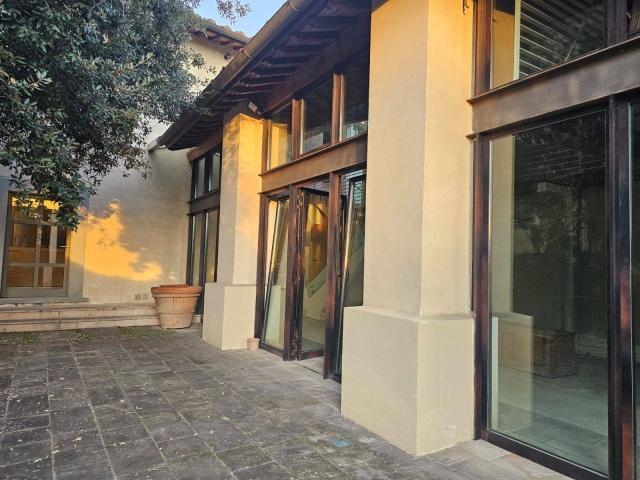 Casa indipendente in vendita a Campi Bisenzio