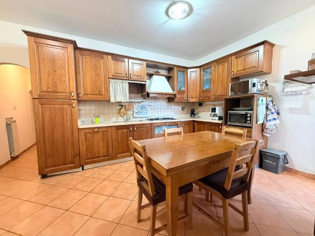 Casa indipendente in vendita a Campi Bisenzio FI