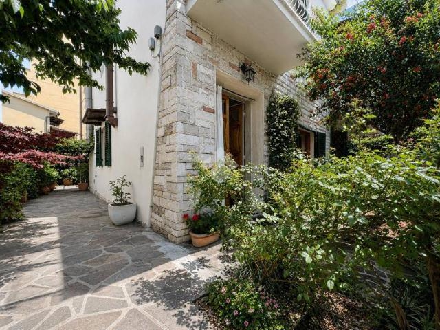 Casa indipendente in vendita a Campi Bisenzio FI