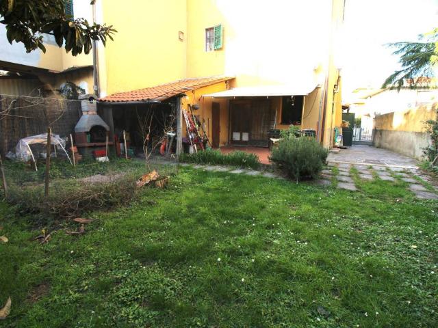 Casa indipendente in vendita a Campi Bisenzio FI