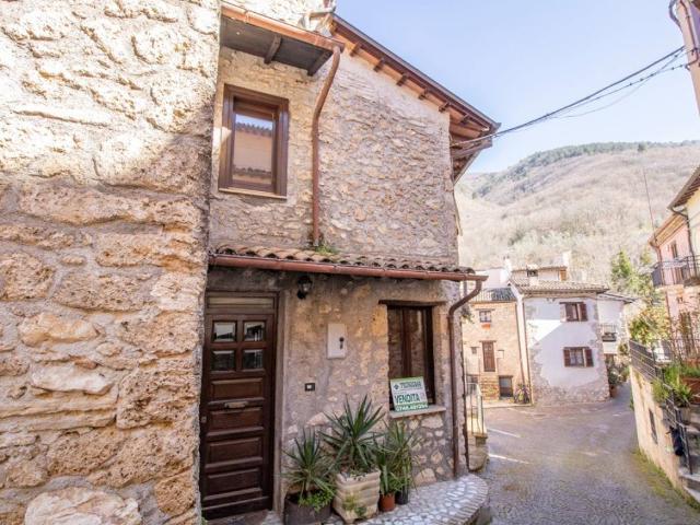 Casa indipendente in vendita a Cantalice RI