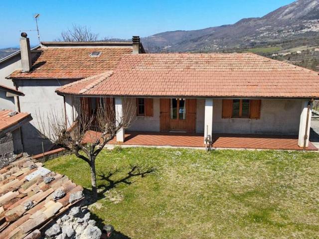 Casa indipendente in vendita a Cantalice RI