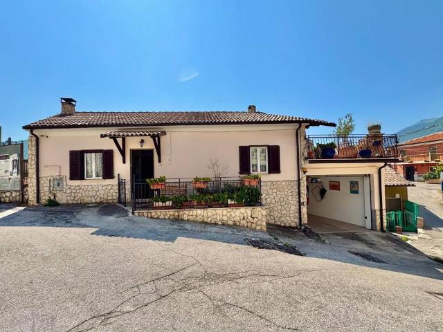 Casa indipendente in vendita a Capistrello AQ