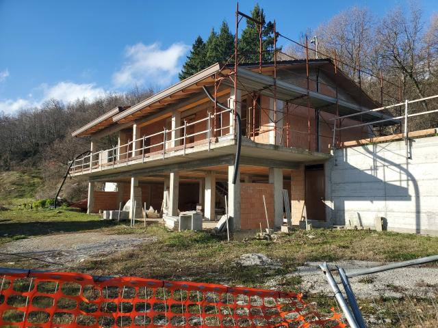 CASA INDIPENDENTE in VENDITA a CAPOLONA Fani di 7 vani