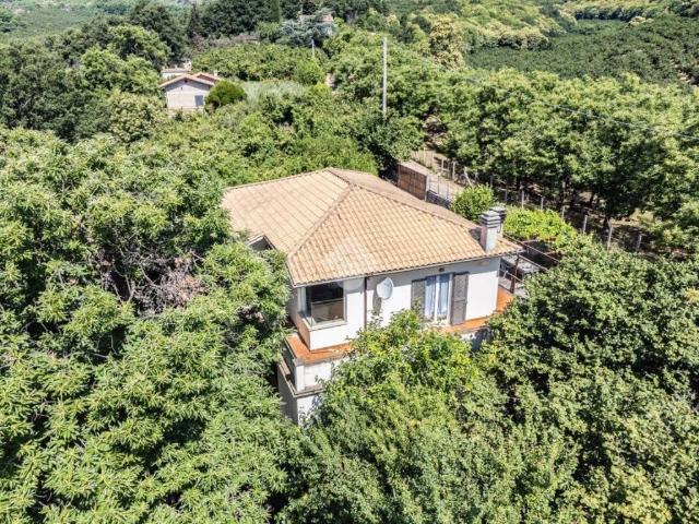 Casa indipendente in vendita a Caprarola VT