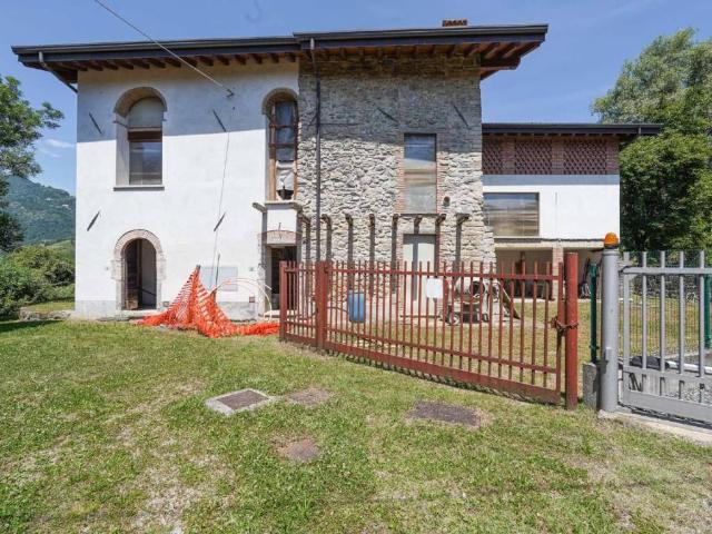 Casa indipendente in vendita a Caprino Bergamasco BG