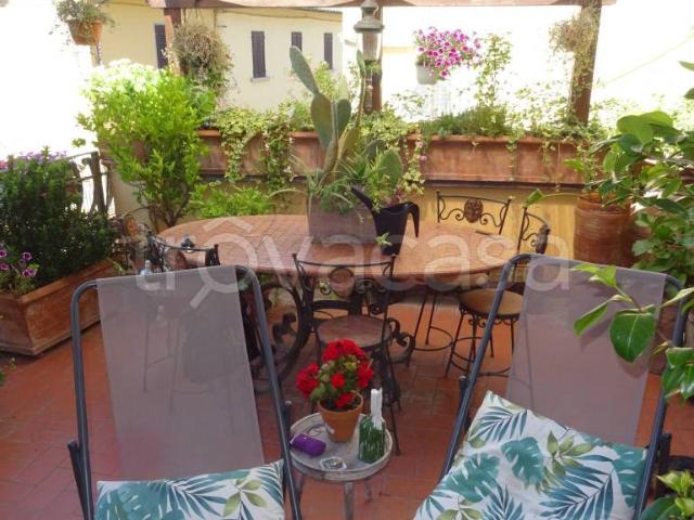 Casa indipendente in vendita a Carmignano via Giuseppe Garibaldi, Comeana