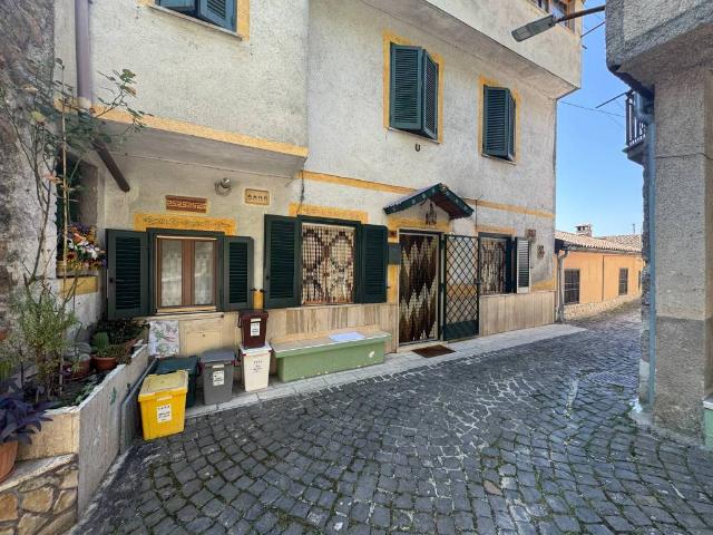 Casa indipendente in vendita a Carsoli AQ