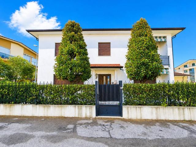 Casa indipendente in vendita a Carrara