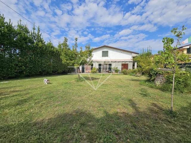 Casa indipendente in vendita a Carrara