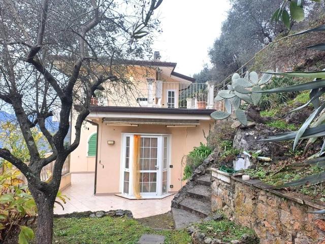 Casa indipendente in vendita a Carrara