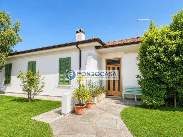 Casa indipendente in vendita a Carrara, Marina di Carrara