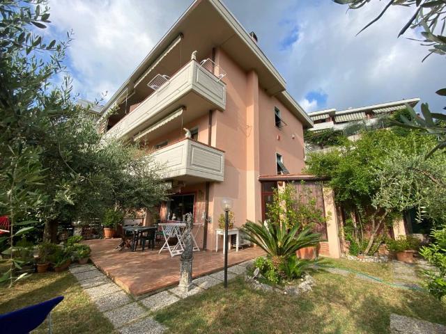 Casa indipendente in vendita a Carrara MS