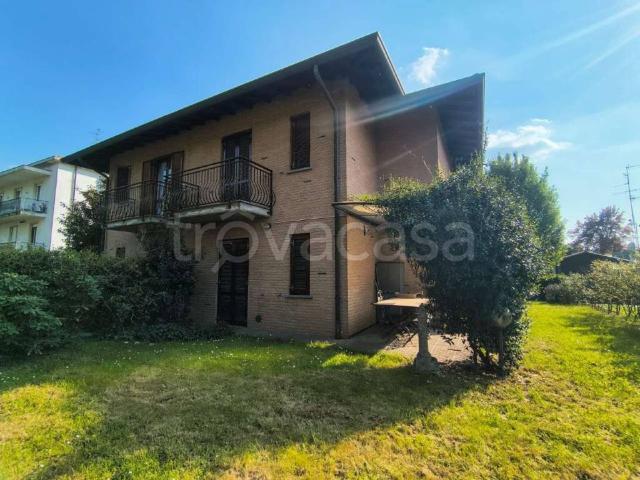 Casa indipendente in vendita a Carugo via Delle Ginestre
