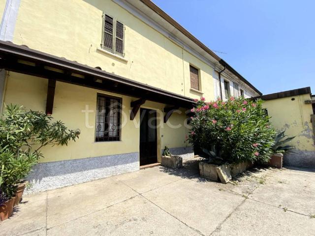 Casa indipendente in vendita a Casalromano via Amedeo Savoia, 12