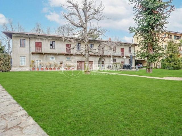 Casa indipendente in vendita a Casorate Sempione VA