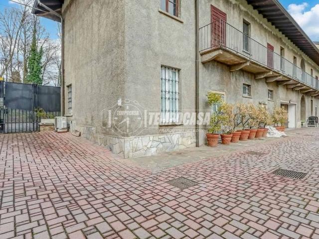 Casa indipendente in vendita a Casorate Sempione VA