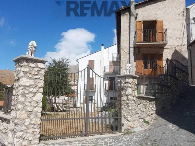Casa indipendente in vendita a Castel del Monte AQ