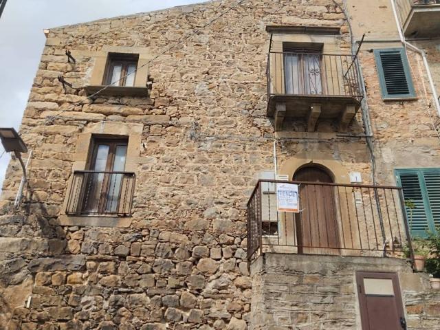 Casa indipendente in vendita a Castel di Lucio ME
