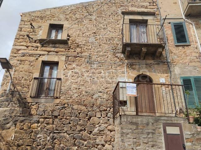 Casa indipendente in vendita a Castel di Lucio via Armando Diaz